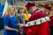 Dorota Pomorska odbiera nagrodę "Nauczyciel Roku"