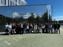 Uczestnicy programu Erasmus+ przed budynkiem MWB