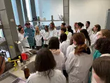 Uczestnicy programu Erasmus+ w laboratorium 