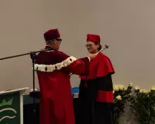 Prof. Ewa Łojkowska odbiera nominację od Rektora UG