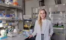 pani dr Sylwia Klińska-Bąchlor na tle laboratorium