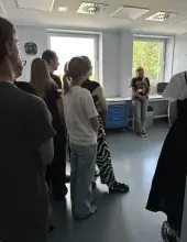 Studenci podczas wizyty studyjnej w firmie GRASO Biotech, zapoznający się z działalnością przedsiębiorstwa i jego zapleczem laboratoryjnym.