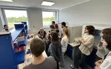Studenci podczas wizyty studyjnej w firmie GRASO Biotech, zapoznający się z działalnością przedsiębiorstwa i jego zapleczem laboratoryjnym.