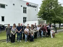 Studenci podczas wizyty studyjnej w firmie GRASO Biotech, zapoznający się z działalnością przedsiębiorstwa i jego zapleczem laboratoryjnym.