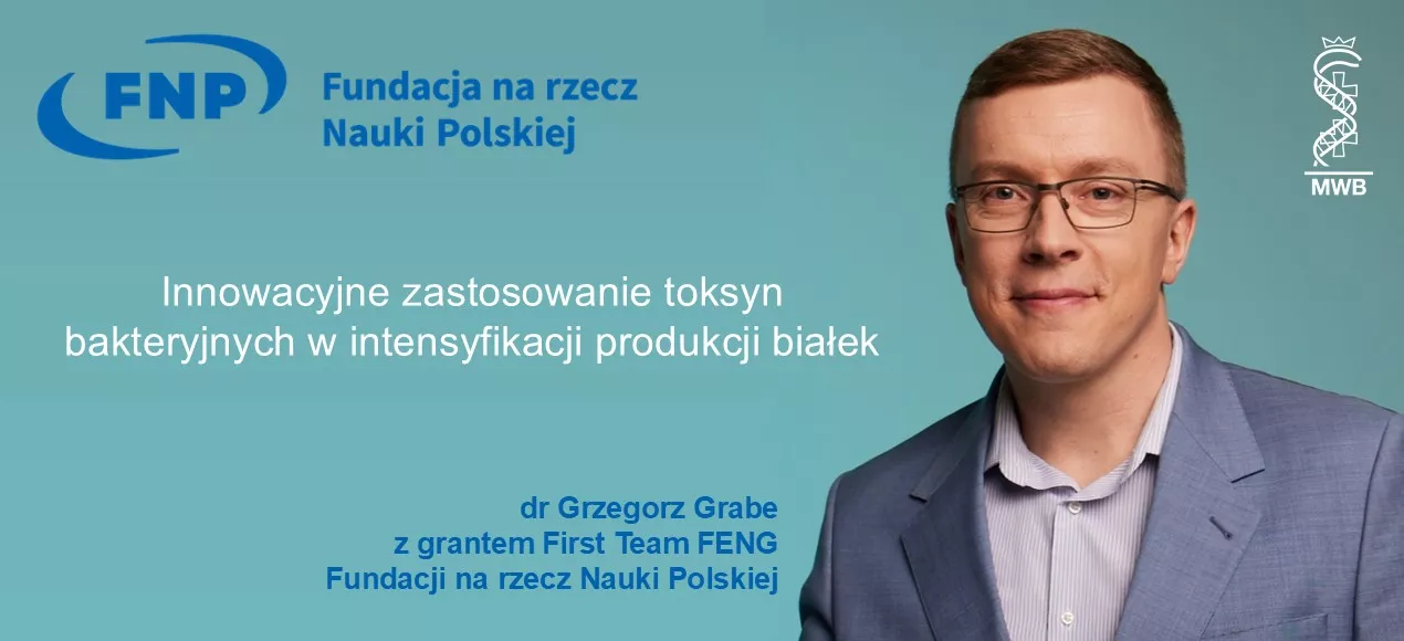 Dr Grzegorz Grabe, na tle grafiki informującej o przyznaniu mu grantu FIRST TEAM FENG Fundacji na rzecz Nauki Polskiej. Po lewej stronie logotypy: FNP, Uniwersytetu Gdańskiego i Gdańskiego Uniwersytetu Medycznego.
