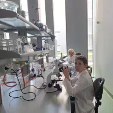Młodzież na wydarzeniu Młody Biotechnolog