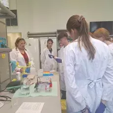 Młodzież na wydarzeniu Biotech Week 2025